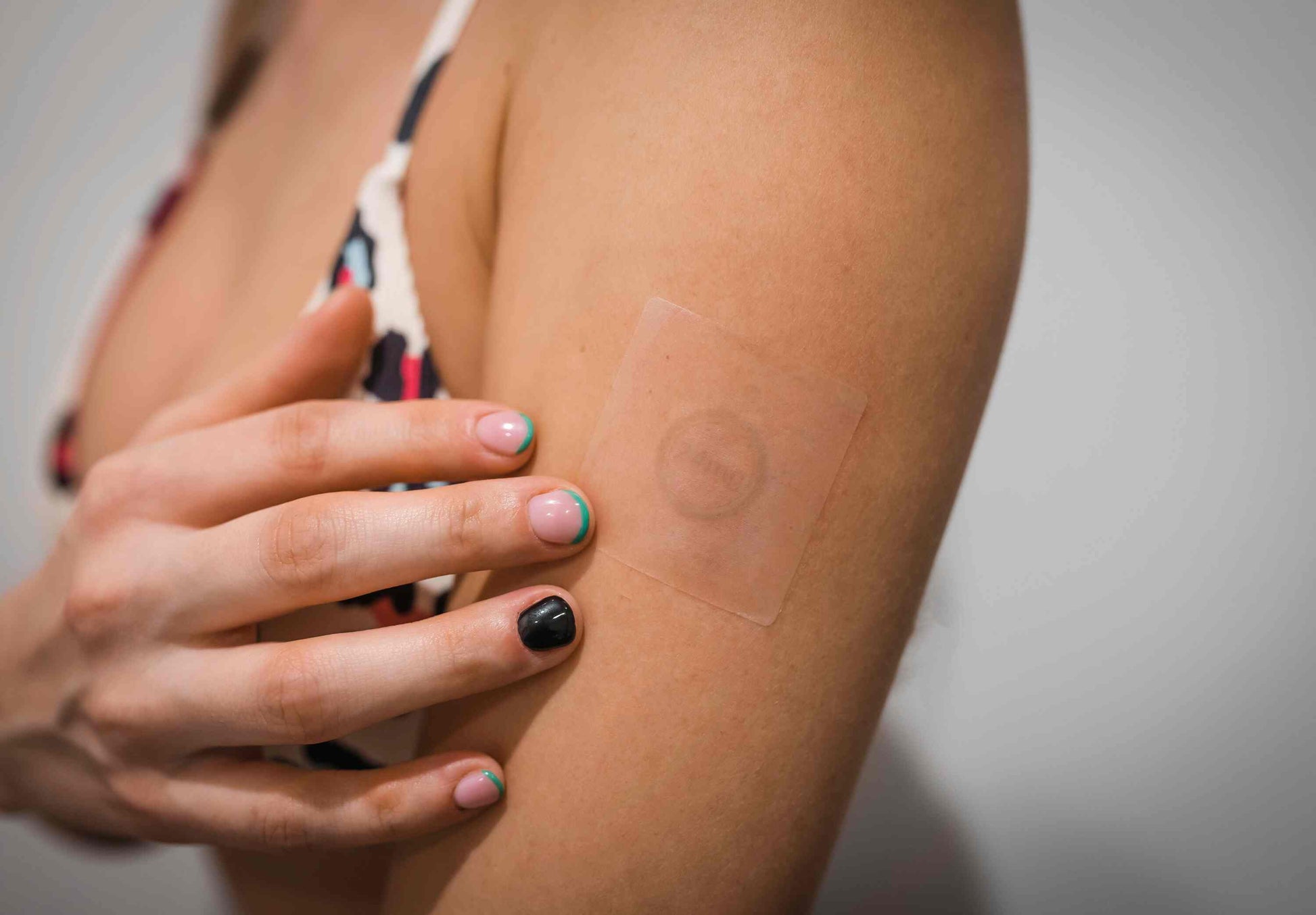 CBD pleistras užklijuotas ant rankos odos – patogus naudojimas namuose ar kasdienai