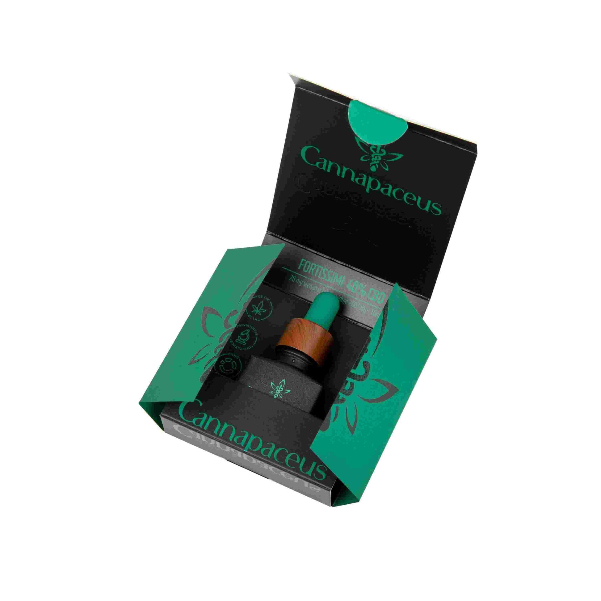 Cannapaceus Fortissimi 40% CBD – atidaryta dėžutė, viduje 10 ml pipete ir buteliukas; matoma pakuotės konstrukcija ir įdėklas.