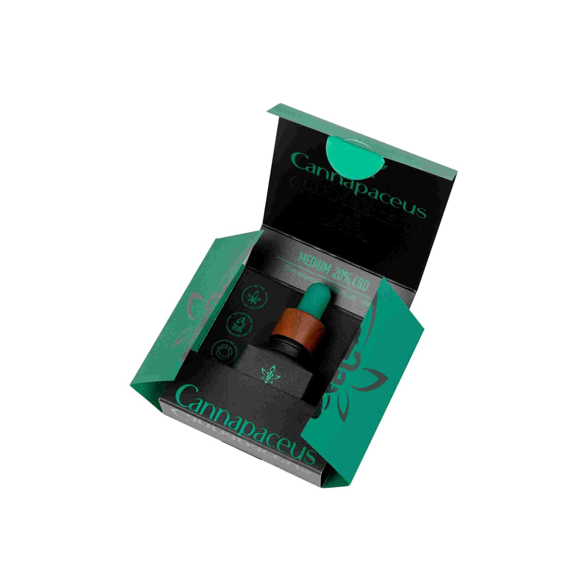 Cannapaceus Medium 20% CBD – atverta dėžutė su 10 ml lašintuvo buteliuku; matomas kartoninis įdėklas ir vidiniai ženkliukai