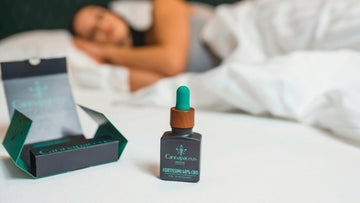 Mergina mieganti, šalia CBD buteliukas ir pakuotė.