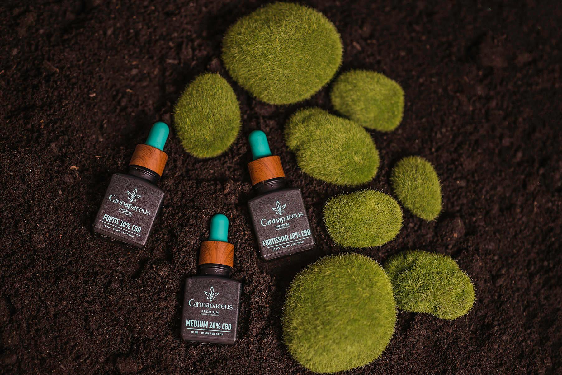 Cannapaceus-CBD-buteliukai-guli-ant-žemių