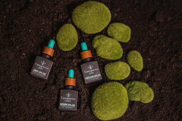 Cannapaceus-CBD-buteliukai-guli-ant-žemių