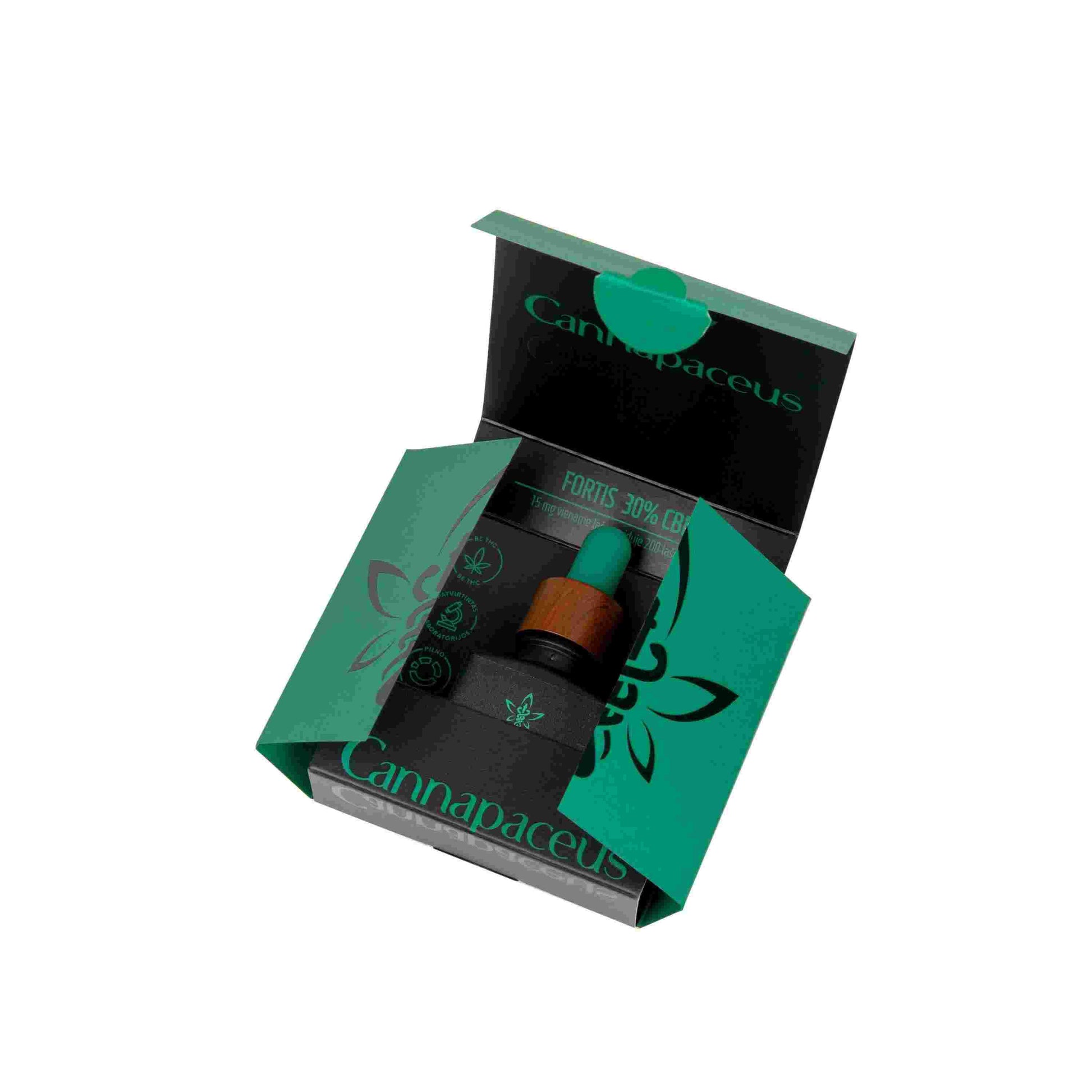 Cannapaceus Fortis 30% CBD – atidaryta pakuotė, viduje 10 ml lašintuvo buteliukas; matomas kartoninis įdėklas ir vidinės piktogramos.