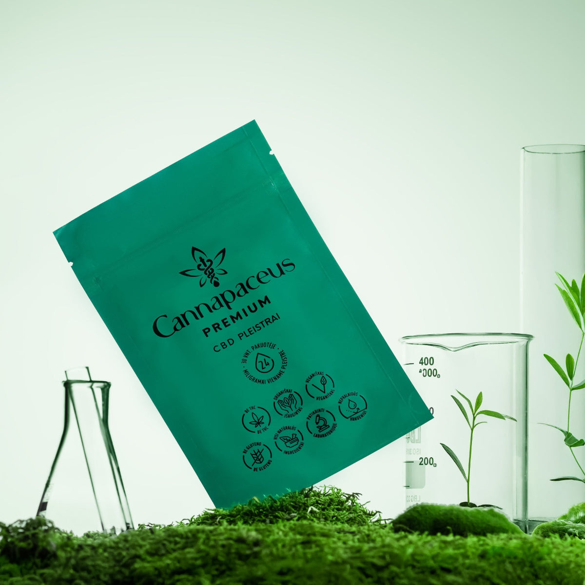 Cannapaceus PREMIUM CBD pleistrai – pakuotė tarp augalų ir laboratorinių kolbų, natūralus ir moksliškai patikrintas produktas